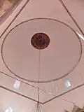 Intérieur de la mosquée verte : les "triangles turcs" forment la transition du dôme à la chambre carrée