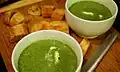 Soupe à l'ail et soupe aux épinards, avec crème fraîche.
