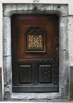 Porte située au numéro 20 de la rue