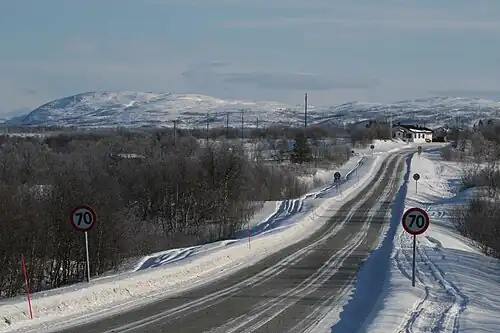 La Riksväg 92 à la frontière finlandaise à Neiden.