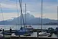 Vue sur le petit port de plaisance de Greppen et sur le Mont Pilate