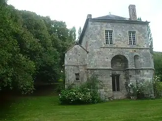Vestiges de l'abbaye de Grestain (base médiévale avec un étage supérieur du XVIIIe&nbsp;siècle).