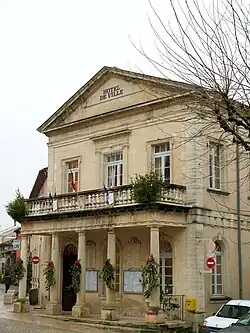 Hôtel de ville construit en 1857 à l'emplacement des anciennes halles et boucherie du XVIe&nbsp;siècle.