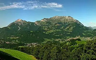 La Grigna (à droite) et la Grignetta, vues depuis le versant de la Valsassina.