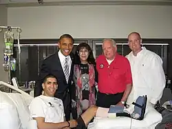 Groberg reçoit la visite d'Obama à l'hôpital.
