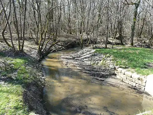 En aval de la RD 38, en limites de Saint-Étienne-de-Puycorbier et Saint-Michel-de-Double.