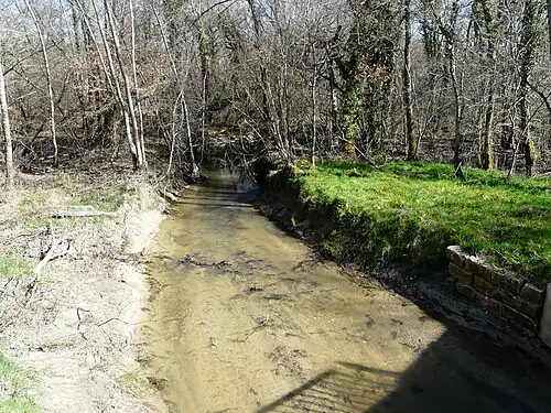 En amont de la RD 38, en limites de Saint-Étienne-de-Puycorbier et Saint-Michel-de-Double.