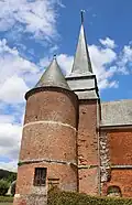 La tour sud percée de meurtrières et possédant une salle de refuge. Les traces d'un contrefort démoli sont très visibles.