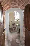 Les fonts baptismaux sont situés au bas de la tour sud.