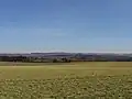 Au premier plan, vue sur la région du Gros-de-Vaud, au second plan vue sur la crête du Jorat et en arrière-plan vue sur les Alpes.