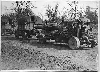 Gros canon en route vers le Front, photographié à Lassigny en 1917.
