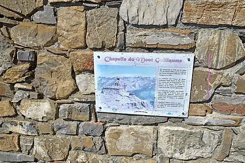 Gros plan sur le mur de la chapelle au sommet du Mont Guillaume (2542 m.) constitué de blocs de flysch de l'Embrunais (flysch à Helminthoïdes, faciès de flysch à dominante calcaire)