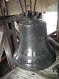 Cloche portant des inscriptions et des guirlandes