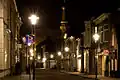 La rue Grande (Grotestraat) dans le centre de Waalwijk. À l'arrière-plan l'église réformée.