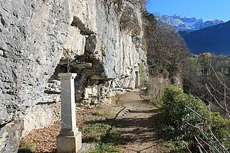 Chemin d'accès à la grotte