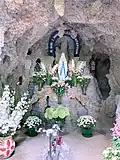 … avec sa statue de Notre-Dame-de-Lourdes sur le modèle de celle de la Maison Raffl pour la place du Rosaire de Lourdes.