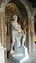 Grotte des fraîcheurs, avec une statue en marbre de Vertumne, dieu des esprits des jardins et des vergers.