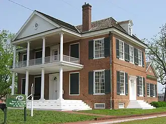 Maison à deux étages construite en briques.