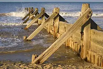 Épi en bois à Mundesley, Norfolk, Royaume-Uni.