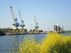 Les grues et les silos à blé.