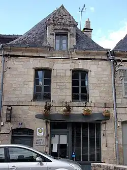 Maison à la lucarne richement décorée.