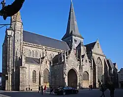 Vue d'une église gothique sur un ciel bleu profond.