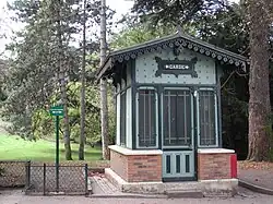 Guérite de garde du parc.
