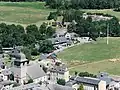 L'église et la mairie.
