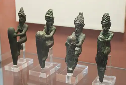 Clous-figurines de fondation en forme de divinités. British Museum. Traduction de l'inscription : « Pour Ningirsu, le héros puissant d'Enlil, son roi, Gudea, l'ensí de Lagash, construisit son Eninnu, l'Anzu blanc. »