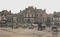 Guer ː parking d'engins militaires sur la place de la mairie (carte postale, 1906).