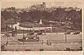 Devant la gare, où flotte un calicot annonçant le 3e Grand prix de la Marne de 1927