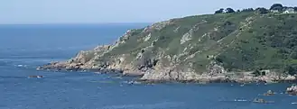 Vue de la pointe Icard et de son petit port.