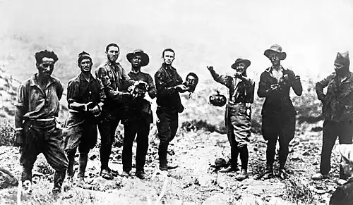 Troupes de la Légion espagnole exhibant des têtes de Rifains décapités.