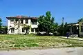 La place centrale de Gougoutka et la mairie annexe (sur la droite)