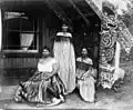 Guides touristiques devant la maison Hinemihi à Te Wairoa. Elizabeth Pulman (entre 1861 et 1881)