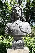 Statue du buste d'un militaire en armure, portant perruque.