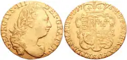La photo montre le côté face (à la gauche) et le côté face (à la droite) d'une pièce de monnaie en or.