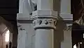 Vue intérieure : détail d'un chapiteau.