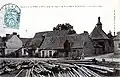 Le port (bois sur le quai) et la chapelle Notre-Dame-du-Bon-Port au début du XXe siècle (carte postale Dechelette).