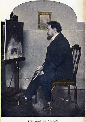 Photographie de Lucien-Victor Guirand de Scévola assis devant son chevalet, de profil.