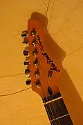 Tête d'une guitare Aria Pro II