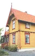 Maison en dragestil, rue Gulla no&nbsp;15, Hønefoss. On remarque le poteau de pignon, gavlspir.