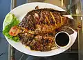 Le gurame bakar, une spécialité de poisson grillé&nbsp;(ja) accompagné d'une sauce soja sucrée&nbsp;(en), servie ici dans un restaurant de Jakarta.