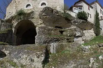 La falaise, avec le chœur à gauche. Le bourg surplombe le site.