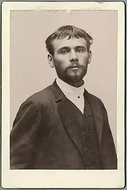 Portrait noir et blanc d'un homme barbu.