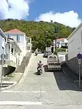 Rue escarpée à Gustavia.