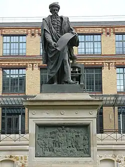 Monument à Gutenberg, ancienne Imprimerie nationale, rue de la Convention.