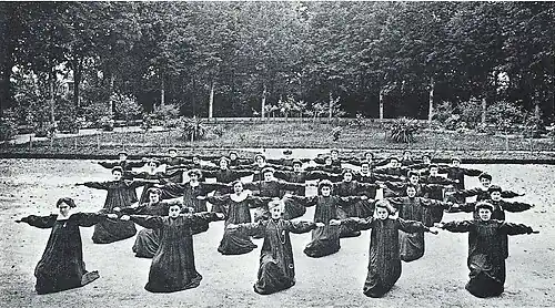 Groupe d'élèves en cours de gymnastique à la fin du XIXe&nbsp;siècle.