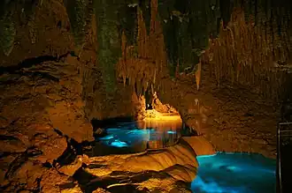 Grotte Gyokusendo d'Okinawa (île) au Japon.