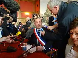 Photo de Steeve Briois interviewé par une pléiade de journalistes.